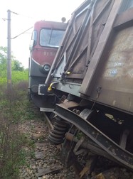 Trenul de marfă a deraiat la intrarea în halta Cornuțel Banat (foto cititor Libertatea)