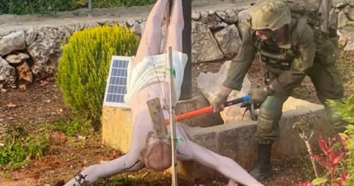 Soldat israelian filmat în timp ce lovește cu barosul o statuie a lui Isus, în sudul Libanului Captură X @ytirawi