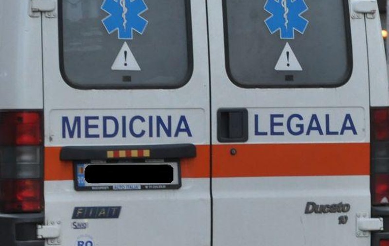 Un copil hermafrodit a fost găsit mort în casă