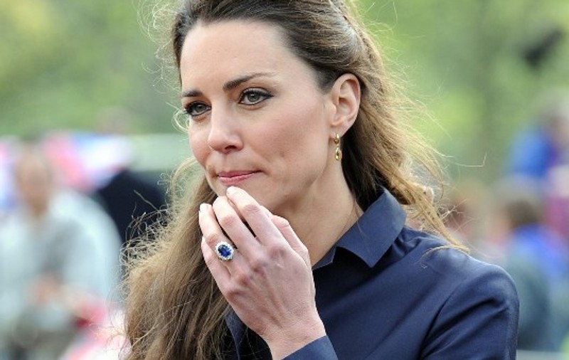 Primul sărut al lui Kate Middleton a fost cu o fată!