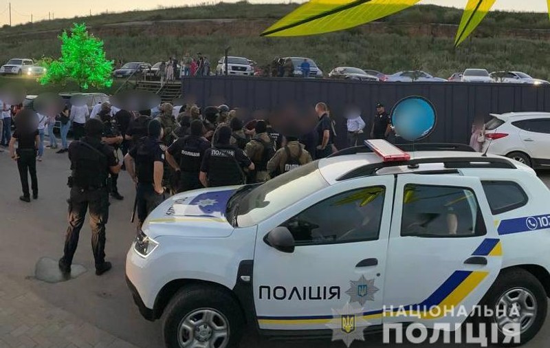 VIDEO | Nuntă sărbătorită cu focuri de armă la Odesa. Poliția a găsit lansatoare de grenade, în timpul intervenției