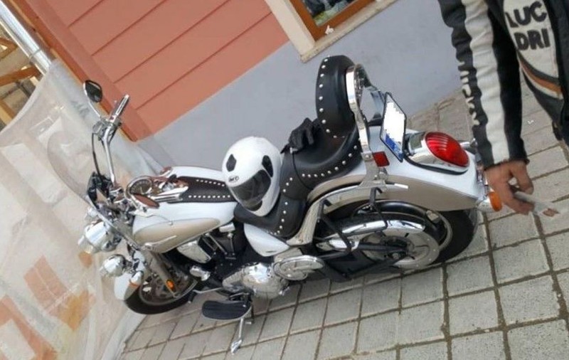 Un polițist din Brașov a fost lovit de un motociclist. Tânărul a intrat cu motocicleta printre pietoni în Piața Sfatului