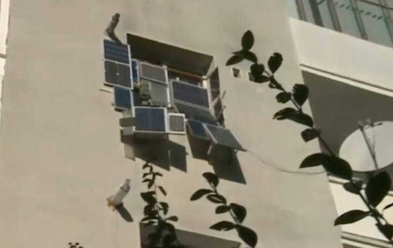 Un clujean și-a montat panouri solare la unul dintre geamurile apartamentului său. Reacţia autorităţilor