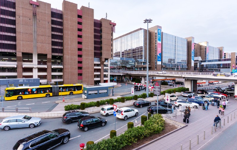 Orașul european în care camerele de pe autobuze și tramvaie îți pot aduce amenzi de 70 de euro dacă blochezi transportul public