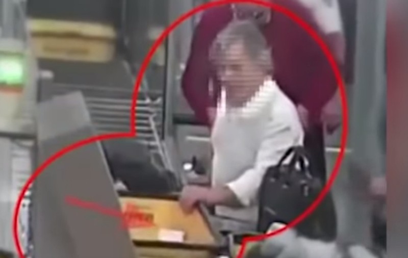 VIDEO | A furat 8.000 de euro în câteva secunde. Acesta a acționat în aeroport