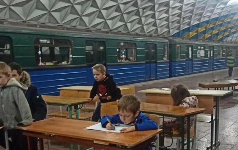 Autoritățile din Harkov au amenajat săli de clasă în stațiile de metrou, pentru a proteja elevii de rachete