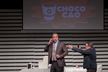 Şerban Pavlu, în spectacolul „Șeful”, împreună cu Cristi Iacob, în cadrul Festivalului Internațional de Teatru. Foto: Vlad Chirea