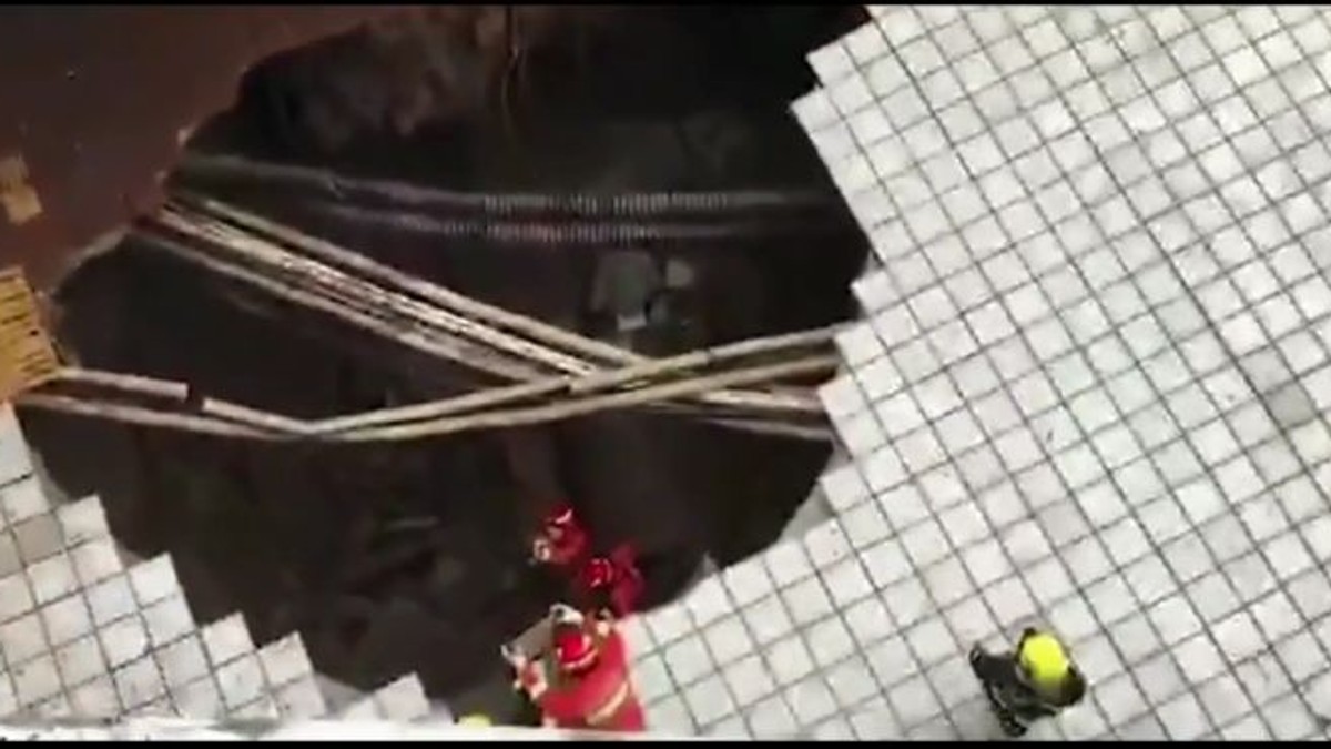 groapă uriașă formată în asfalt in china