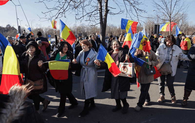 Oameni urcați pe blocuri în București ca să vadă marșul susținătorilor lui Călin Georgescu