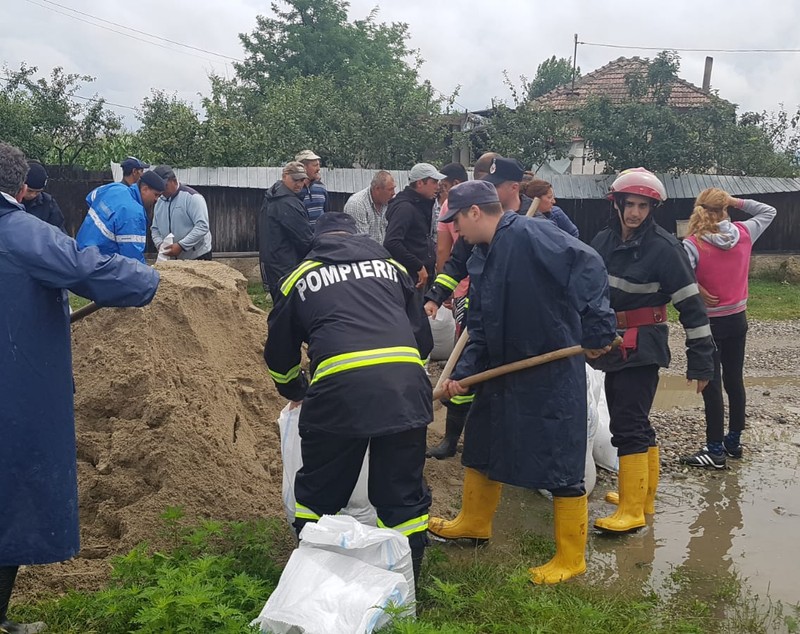 Aproape 70 de oameni au fost evacuați de jandarmi din case în Băbeni, Vâlcea. Râul Bistrița a ieșit din matcă / FOTO