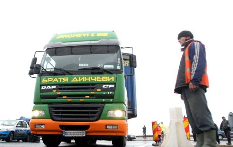 O cisternă a blocat traficul pe Valea Oltului în zona oraşului Călimăneşti