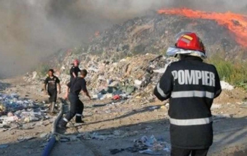 Incendiu la o groapă de gunoi din Dâmbovița. 50 de tone de deșeuri au luat foc