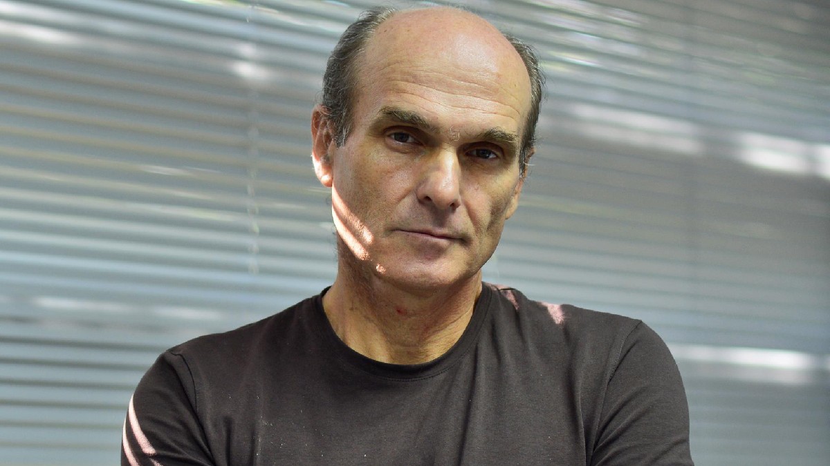 Imaginea prezintă un portret de la bust în sus al lui Cristian Tudor Popescu