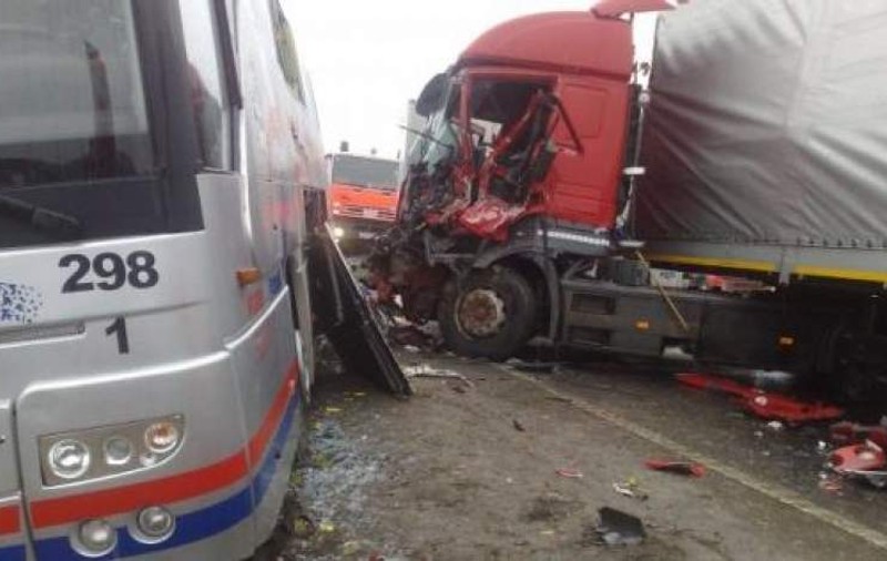Autobuz cu zeci de călători, lovit de TIR în Prahova. Cel puțin 7 oameni au fost preluați de ambulanțe