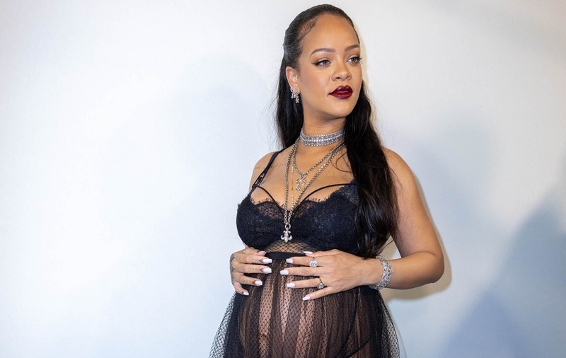 Rihanna, într-o rochie transparentă, cu burta la vedere, la Paris Fashion Week. Cântăreața e însărcinată cu primul copil