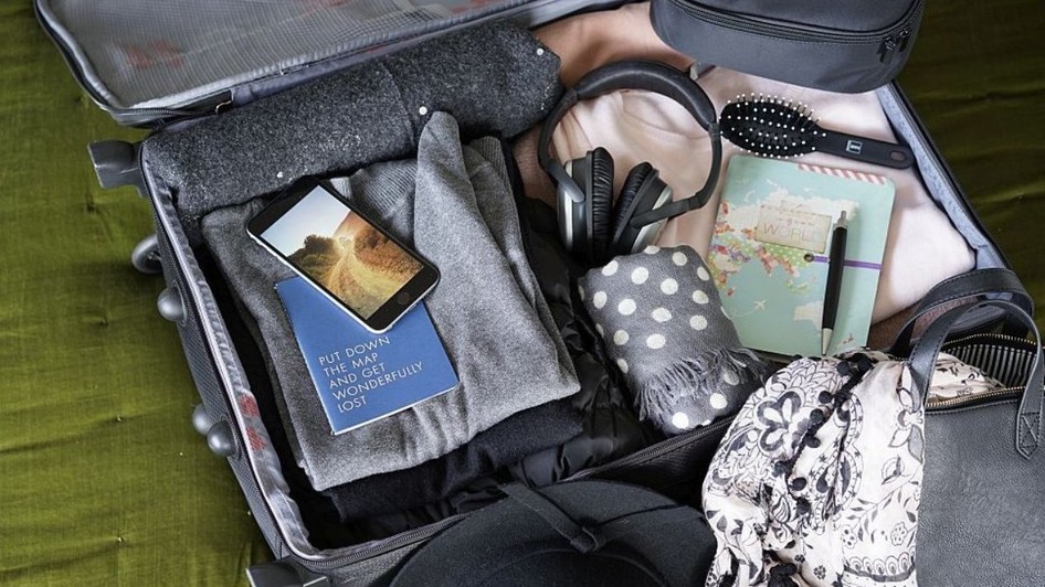 Un obiect neobișnuit te ajută să îți protejezi hainele din valiză. Imagine cu caracter ilustrativ. Sursă foto: Getty Images.
