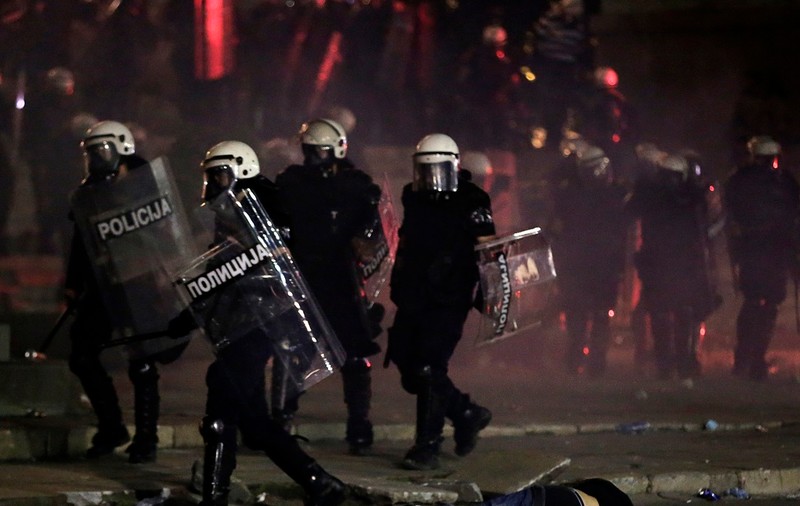 VIDEO  |  Poliția sârbă a arestat 71 de persoane, după o nouă seară de proteste la Belgrad