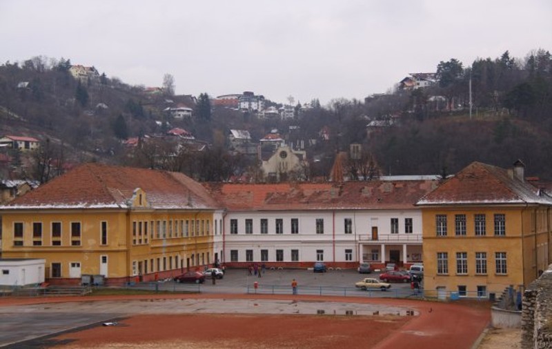 Profesoară din Brașov, șantajată de un elev cu poze indecente cu fiica ei în schimbul notelor. Poliția a deschis dosar penal