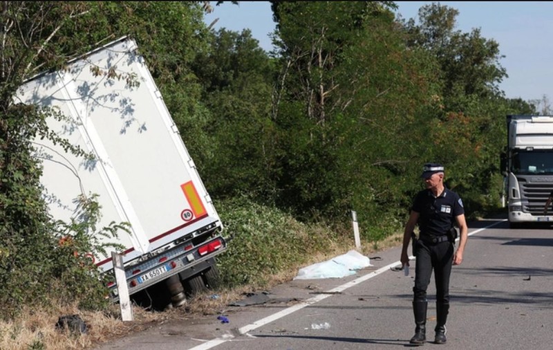 Un șofer de TIR român a lovit 5 mașini când a vrut să schimbe banda, iar două persoane au murit, pe o șosea din Italia