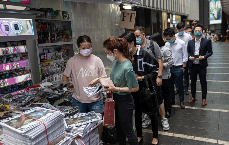 Cozi uriașe în Hong Kong pentru ultima ediție a „Apple Daily”, ziarul pro-democrație forțat de autorități să se închidă