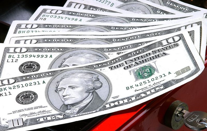 Arestaţi în timp ce încercau să vândă 11.000 de dolari falşi