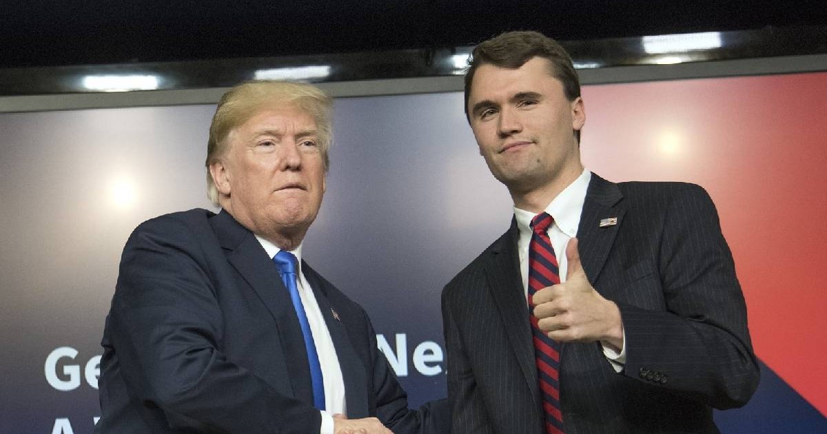 În imagine, Charlie Kirk (dreapta) dă mâna cu Donald Trump și pare mulțumit de felul în care a decurs întâlnirea