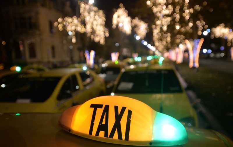 Un taximetrist a fost bătut și jefuit în Centrul Vechi din București. Agresorul a fost reținut