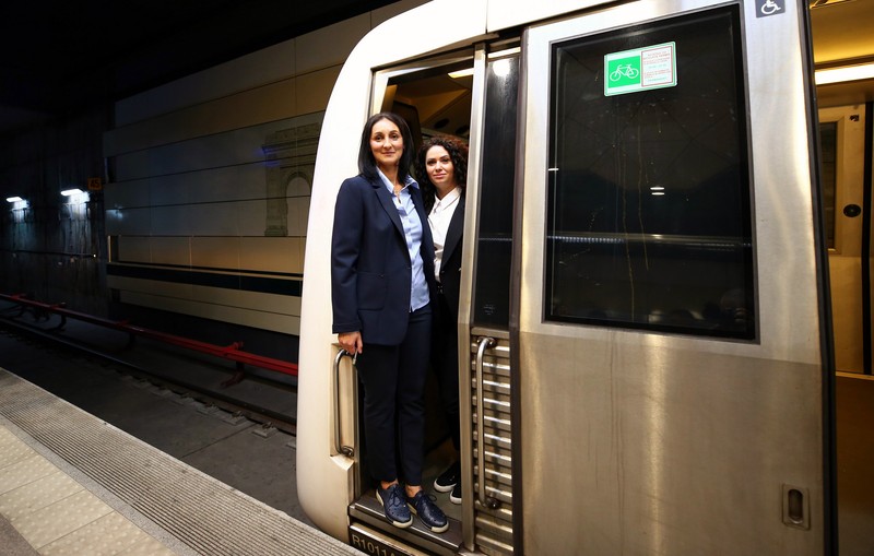 Înainte de plecarea pe traseu, Simona și Adelina pozează pentru Libertatea