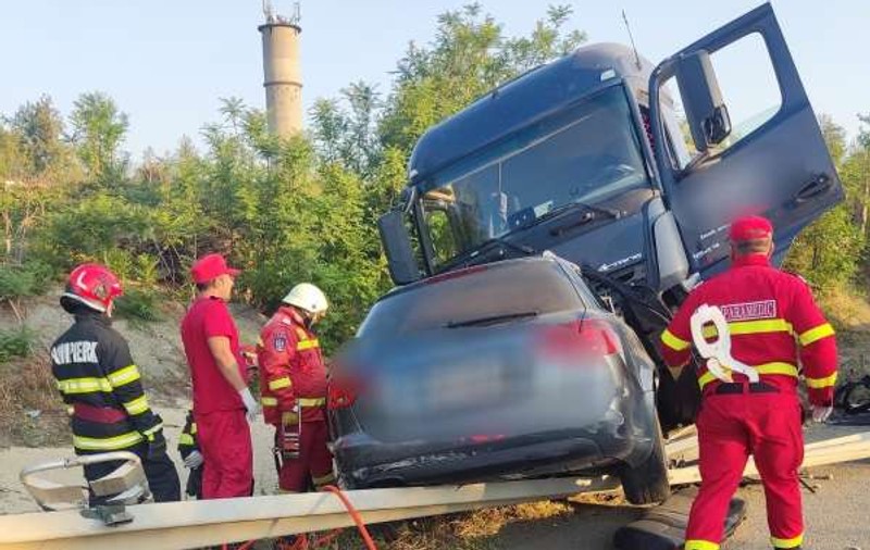Accident grav la Drobeta-Turnu Severin. Două persoane au murit după ce o mașină s-a ciocnit cu un TIR
