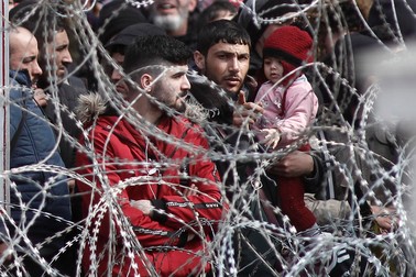 Mii de migranți se află la granița Turciei cu Grecia | Foto: EPA