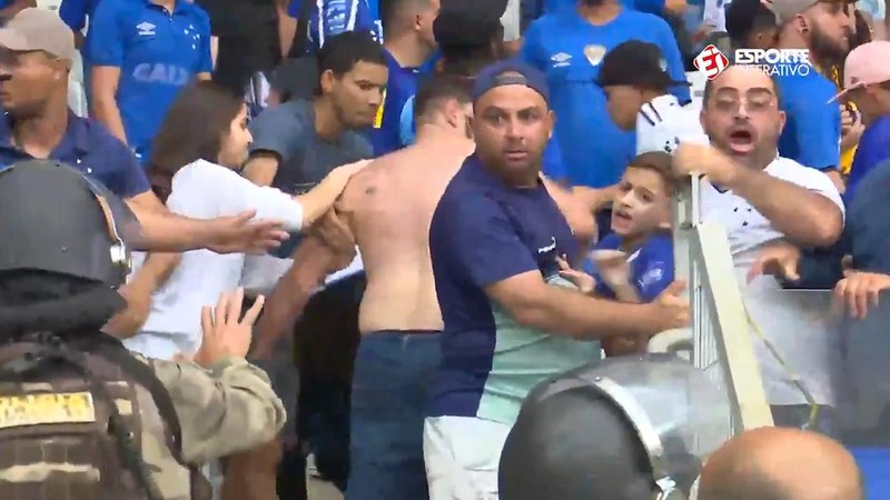 Copii și părinți încearcă să scape de reacția forțelor de ordine
