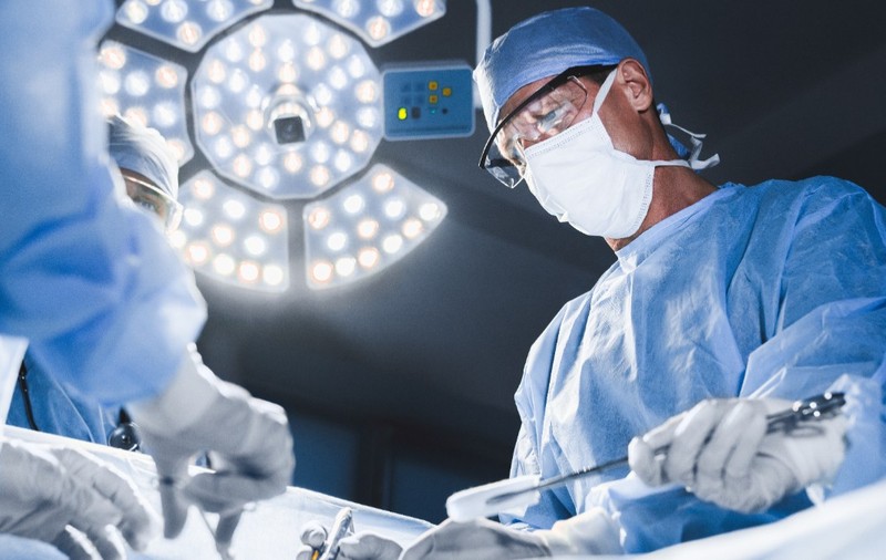 Doctori în timpul unei operații