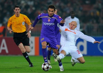 epa01904464 Adrian Mutu (C) of ACF Fiorentina (C) is tackled by Jozsef Varga (R) of Debreceni VSC during the UEFA Champions League match between Debreceni VSC and ACF Fiorentina at Puskas Ferenc stadium in Budapest, Hungary, 20 October 2009. EPA/TIBOR ILLYES HUNGARY OUT