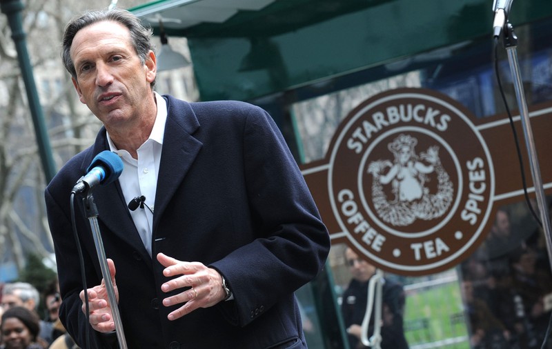 Șeful Starbucks se roagă de angajați să revină la birouri: „Voi sta în genunchi, voi face flotări”