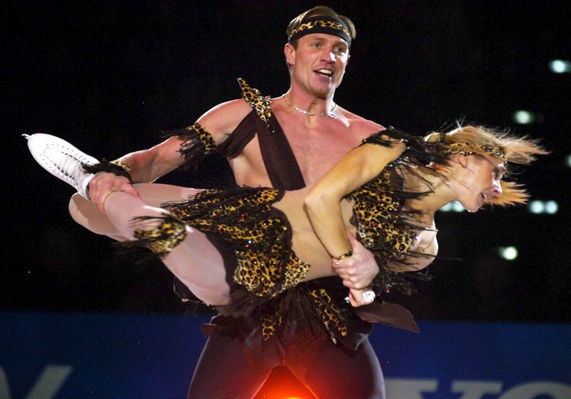 epa00658184 Russia's Olympic gold medal winners Roman Kostomarov and his partner Tatiana Navka perform during the 'Art on Ice' at the Hallenstadion in Zurich, Switzerland, Thursday evening 02 March 2006. EPA/WALTER BIERI