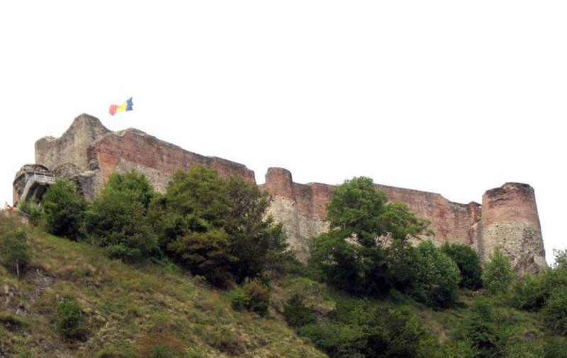 Lucrările de la cetatea Poenari s-au degradat la mai puțin de un an după ce au fost făcute: autoritățile dau vina pe zăpezi