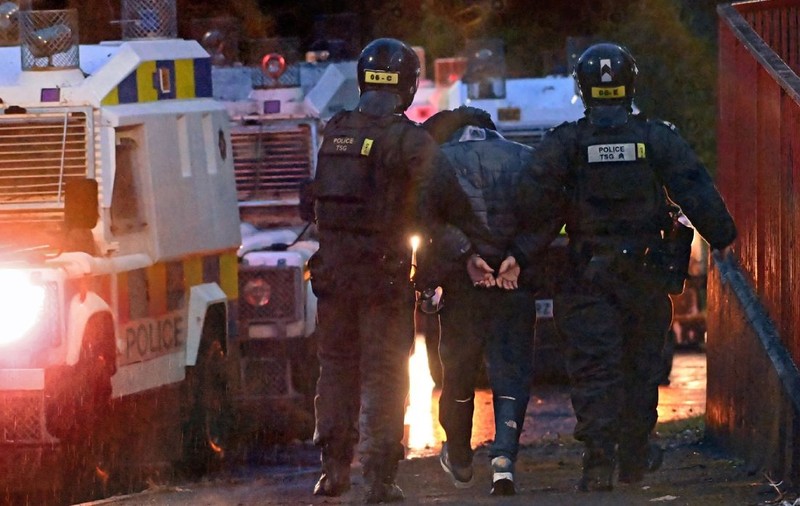 Un român a furat dintr-o casă abandonată în timpul protestelor din Irlanda de Nord obiecte de mii de lire, pe care „le ținea în siguranță”