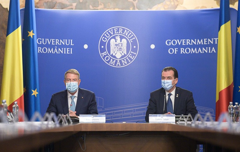 Klaus Iohannis a cerut măsuri noi: de luni, toate școlile în online, circulația restricționată noaptea, magazinele închise după ora 21:00, masca obligatorie