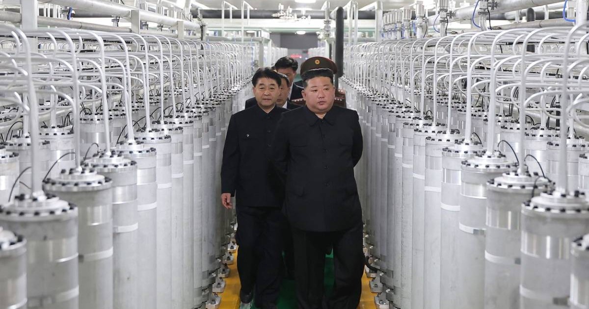 Kim Jong Un vizitează o nouă instalație de producere a combustibilului pentru bombe nucleare, într-un loc nedezvăluit din Coreea de Nord, miercuri, 3 iunie 2026.