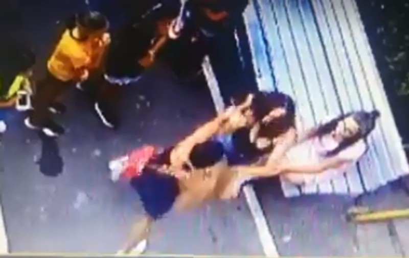 VIDEO | O femeie din Turda a bătut două copile de 11 ani de față cu alți minori!