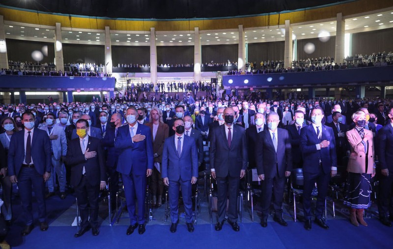 Imaginea zilei. Cum au stat liberalii în sală, la Romexpo. Theodor Stolojan, apeluri vehemente la respectarea măsurilor sanitare