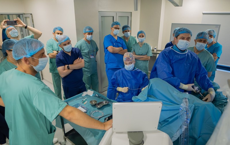Workshop de ureteroscopie flexibilă și chirurgie intrarenală retrogradă, găzduit de Spitalul MedLife Humanitas