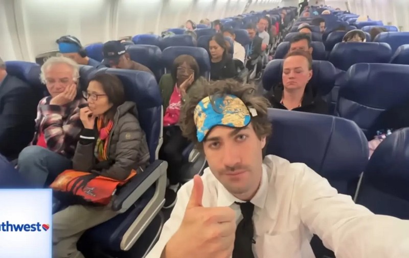 Un tânăr a zburat cu toate companiile americane într-o săptămână, ca să vadă care e cea mai bună: „Trăiește în avion, mori în avion!”