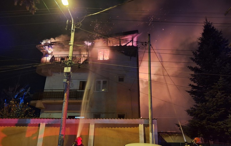 Explozie urmată de incendiu la o casă din sectorul 5 al Capitalei. Patru persoane, transportate la spital
