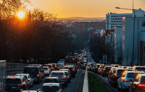 „Școala e la 900 de metri, dar elevii sunt aduși cu mașina”. Revolta bucureștenilor supărați pe părinții care blochează traficul