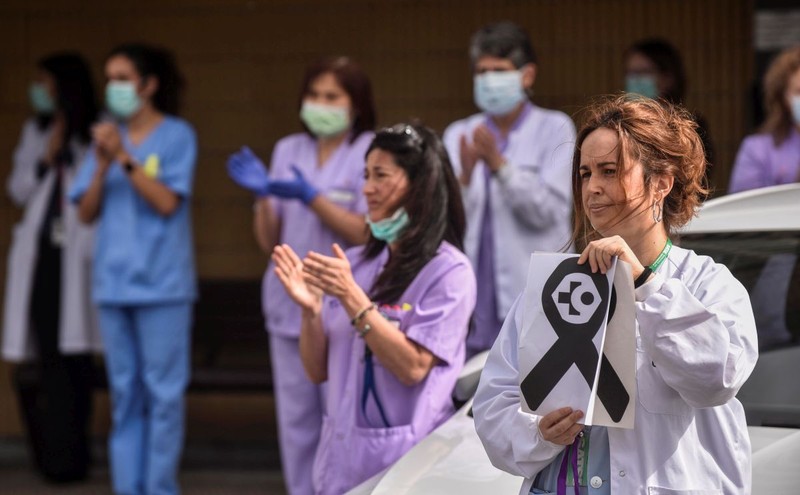 Medici și asistente din Țara Bascilor au protestat după moartea colegei lor pentru a cere mai multă protecție pentru cadrele medicale FOTO: EPA