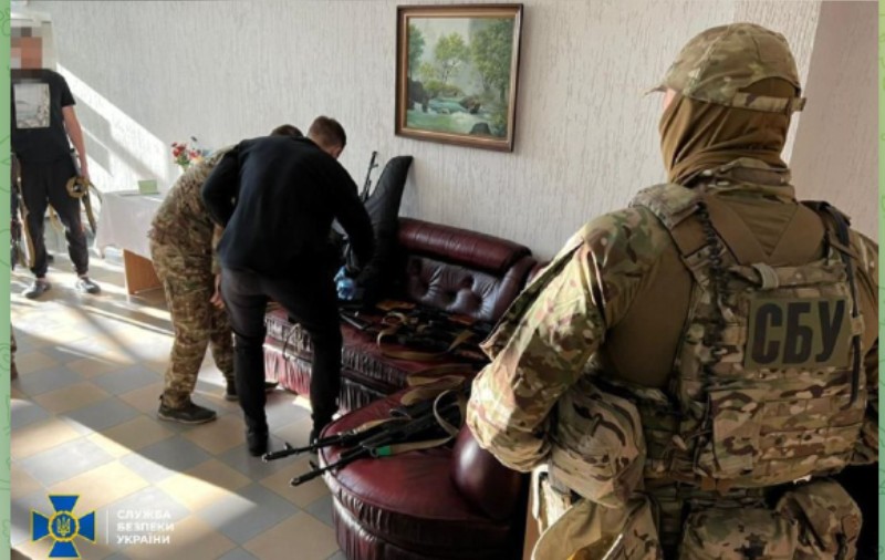 Un român și trei ruși, care aveau și cetățenie ucraineană, sunt anchetați pentru contrabandă cu armament în Ucraina