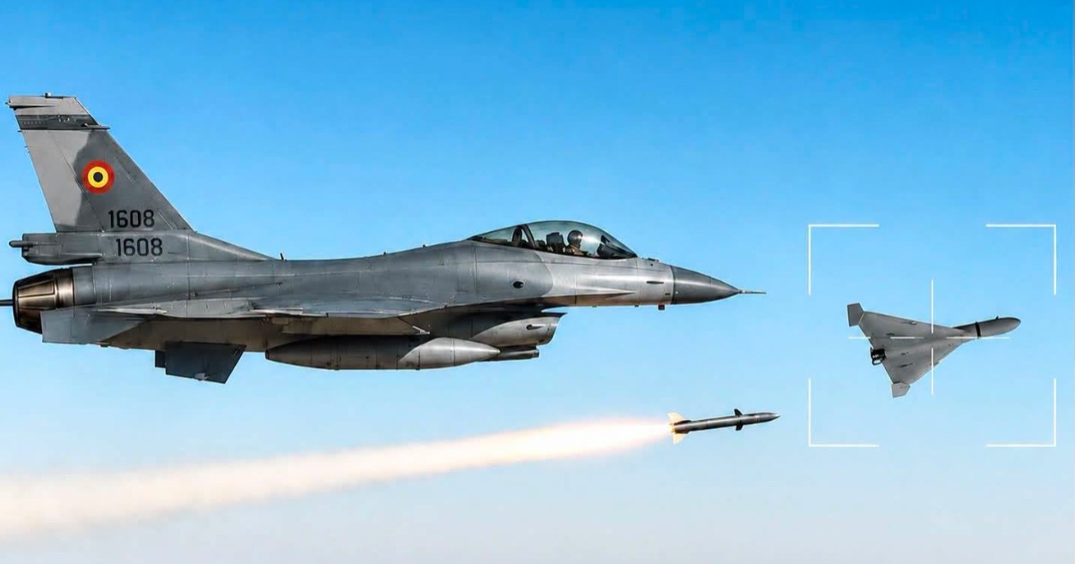 Imaginea ilustrează un avion de vânătoare F-16 al Forțelor Aeriene Române lansând o rachetă asupra unei drone militare încadrate în vizor pe cerul senin.