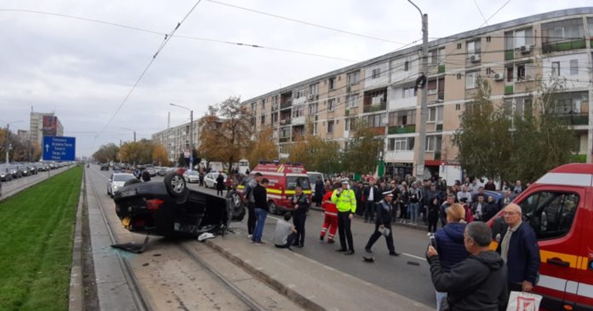 Accident grav la Craiova: a intrat cu mașina într-o stație de tramvai! Patru oameni au fost răniți