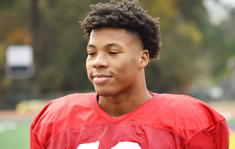 Un jucător de fotbal american a fost dat afară din echipă, după ce a fost prins că își fotografia colegii dezbrăcați, în vestiar, și vindea pozele pe internet